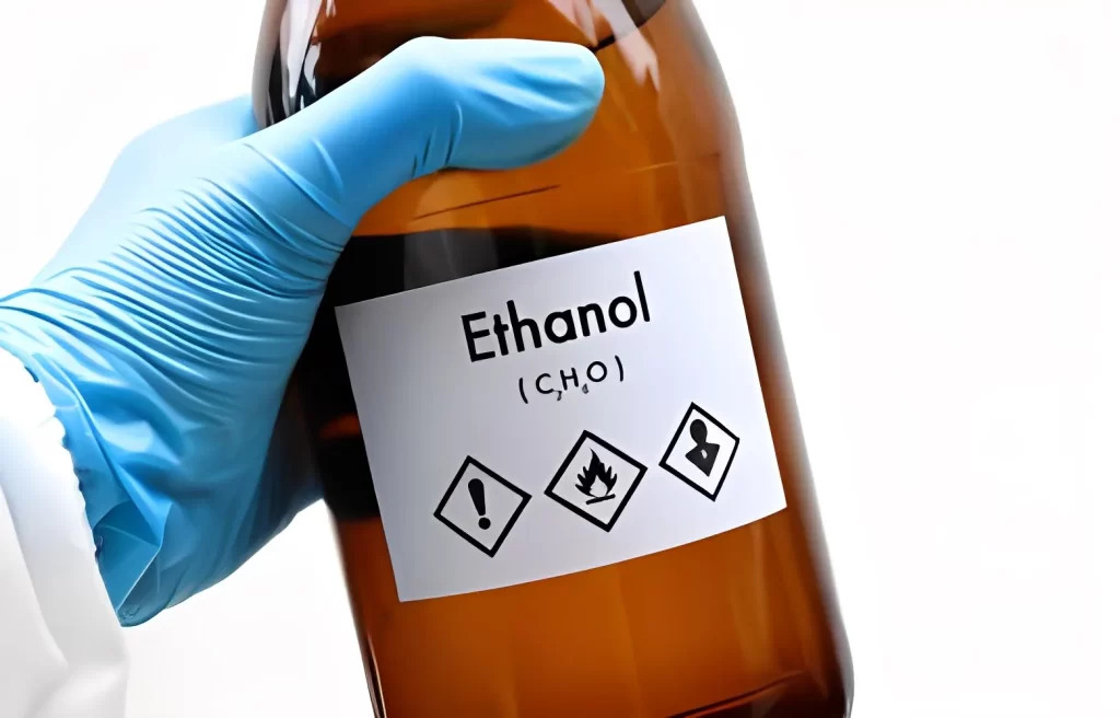 The amber laboratory glass containing laboratory ethanol has a white label with ethanol and its chemical formula written on it.